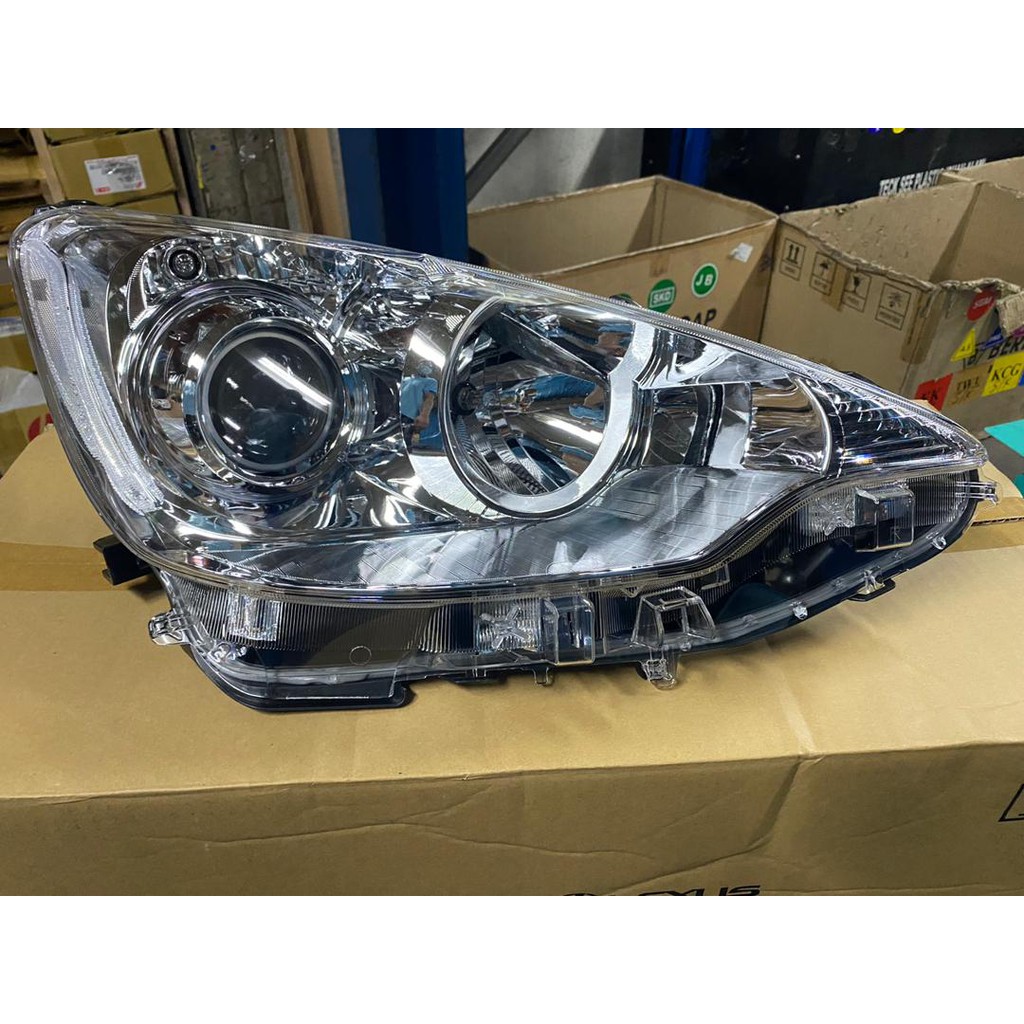 TOYOTA NHP10 PRIUS C HEAD LAMP LAMPU FRONT DEPAN 12 ORIGINAL