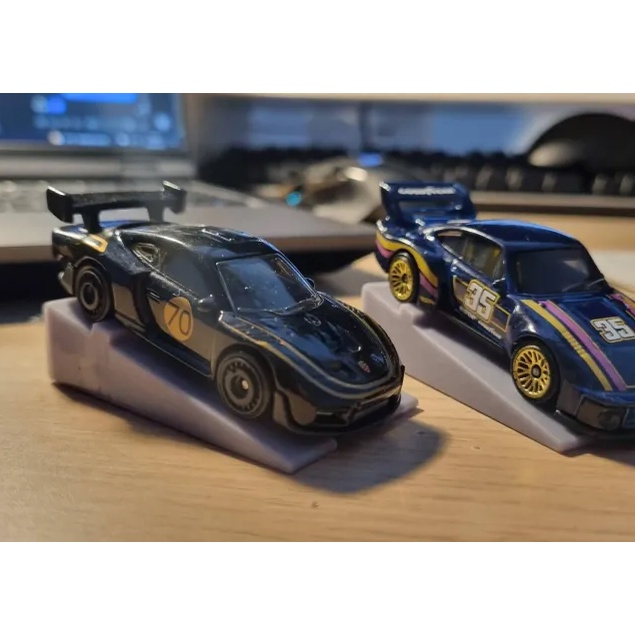 Hot Wheels Ramp Stand Display Car Not Included Shopee Malaysia