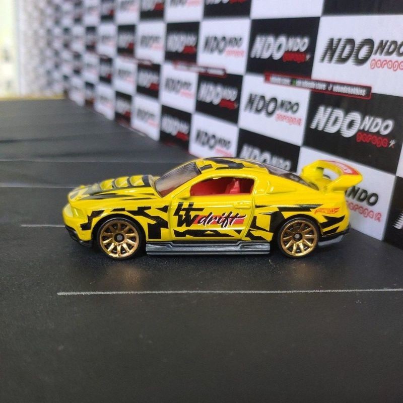 Hot Wheels Custom Ford Mustang Yellow New Loose Giftpack Shopee Malaysia