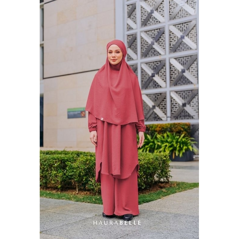 READY STOCK NOURA SET PLUS KHIMAR BY HAURABELLE IRONLESS UMRAH