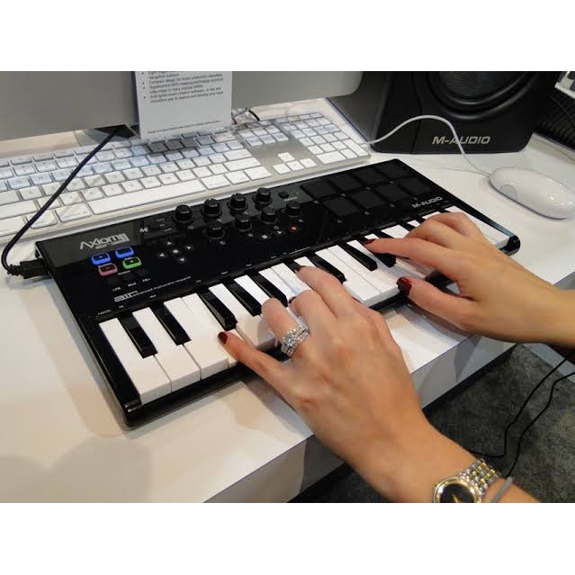 Second Hand MIDI Keyboard M Audio Axiom Air Mini 32 Emits Cheaply