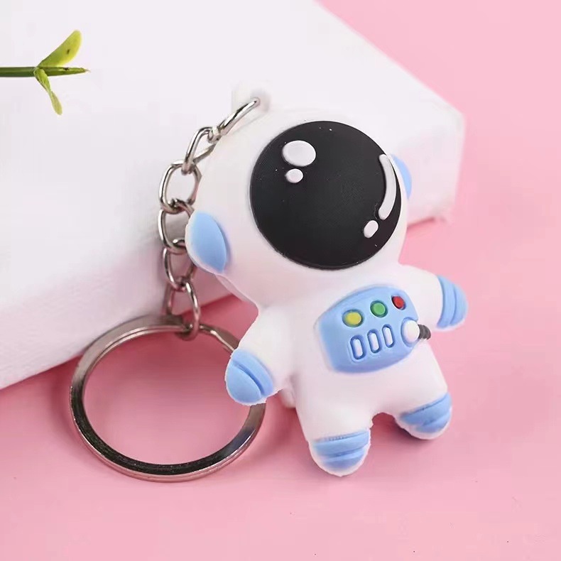 2022 New Cartoon Planet Trip Astronaut Spaceman Couple Chain Car Key Chain Key Ring Pendant Car 9698