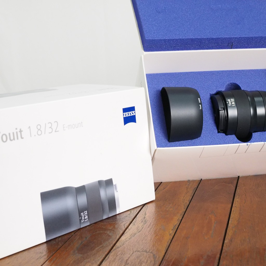 Objectif Carl Zeiss E-mount 32mm F/1.8 – Monture Sony Alpha – Ouvert Jamais Utilisé