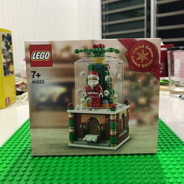 lego 40223 Christmas snow globe limited edition lego exclusive