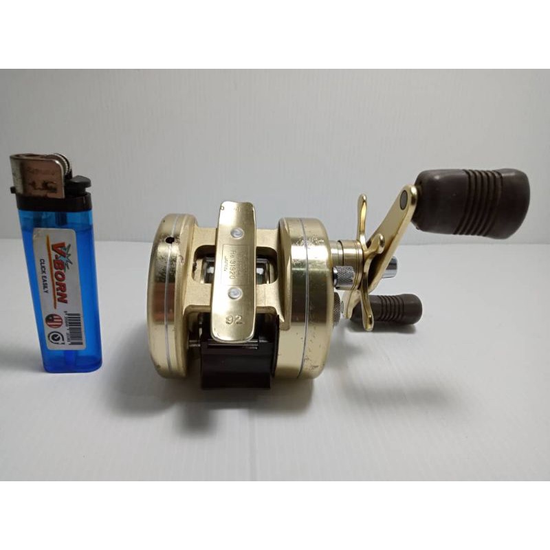 Moulinet de lancer d'appâts à poignée gauche Shimano Calcutta 201XT