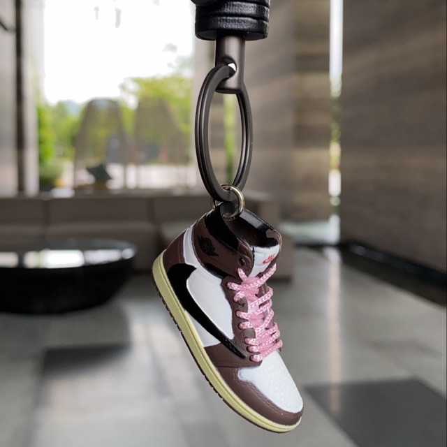 Travis scott jordan 1 on sale keychain