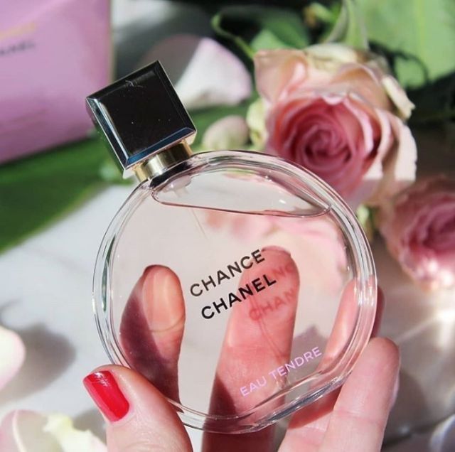 CHANEL - CHANCE EAU TENDRE A dazzling floral-fruity fragrance. A