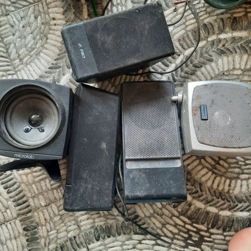 Cheap computer speakers tv speakers of all kinds quantity 1 random