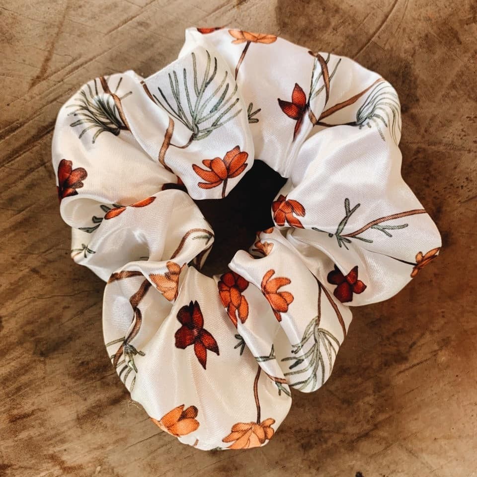 [Ready stock] 𝐋𝐨𝐯𝐞 𝐘𝐨𝐮𝐫𝐬𝐞𝐥𝐟 Silk-satin scrunchie hair tie hair band ...