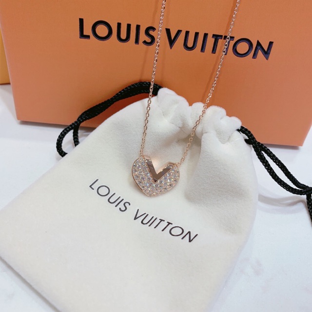 Louis Vuitton LV heart-shaped V-shaped diamond necklace #❤️ heavy weight,  in the light is very flashing three gold
