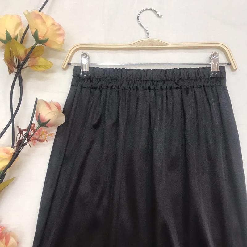 新品未開封 MURRAL curvy satin skirt セール価格でお買い物