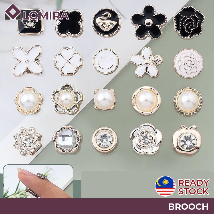 Magnetic brooches store for scarves