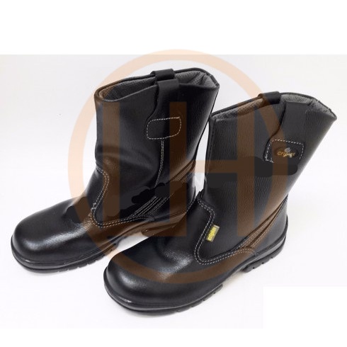 Cripier deals safety shoes