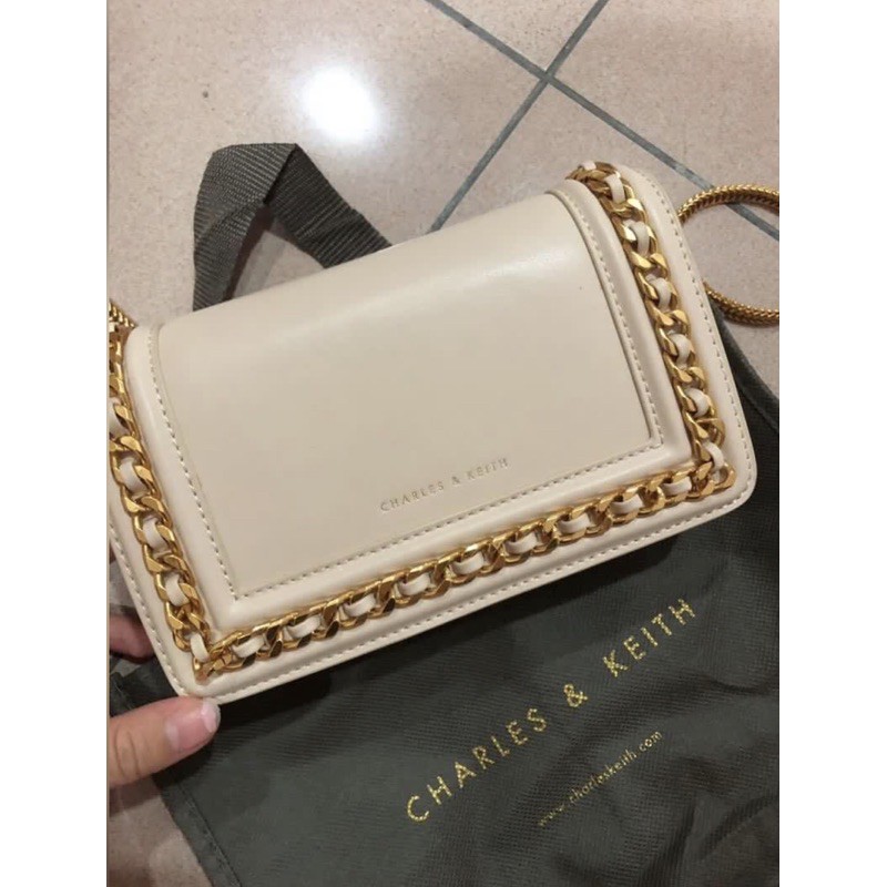 Charles & keith chain best sale rimmed clutch