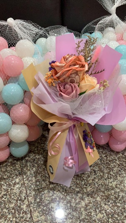 Money/Soap rose bouquet in an elegant box. Sejambak bunga duit/sabun dalam  kotak anggun/any occasion/birthday/surprise