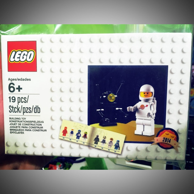 Lego VIP 5002812 Retro Classic Space Astronaut Spaceman Shopee