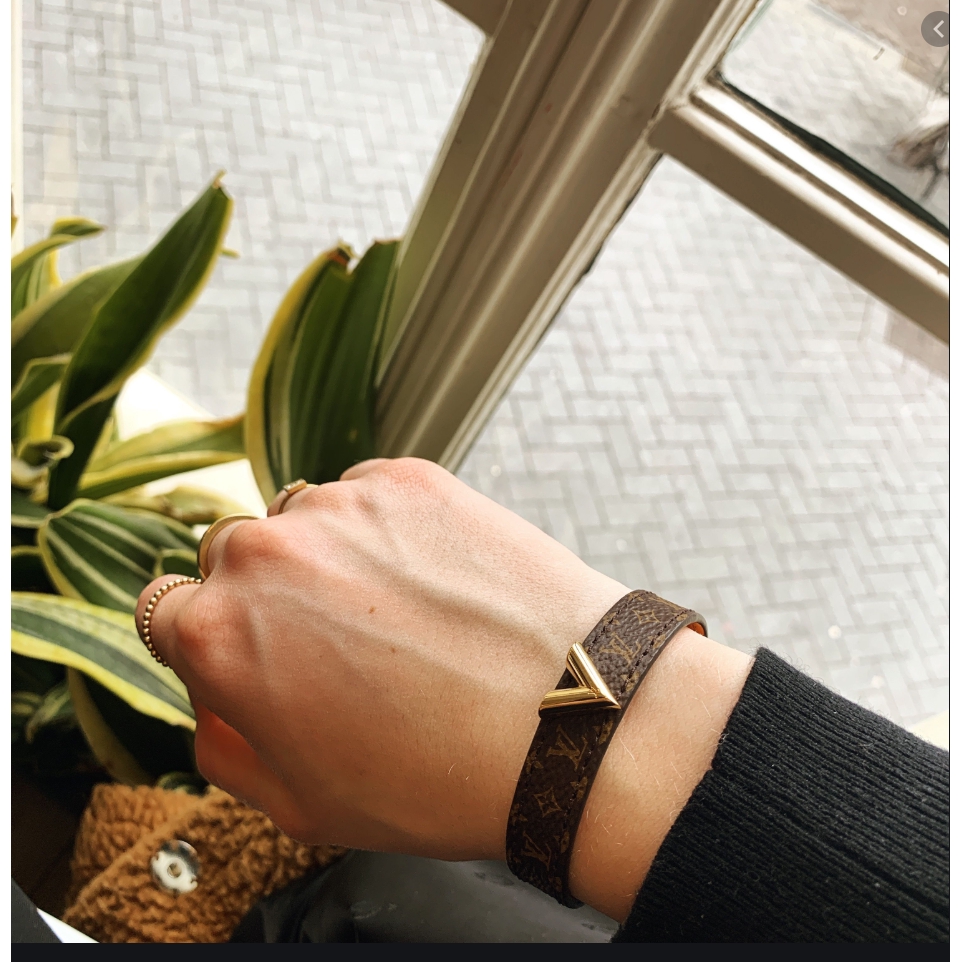 LOUIS VUITTON Essential V Bracelet | 路易威登 經典 V 手鏈 (金色)