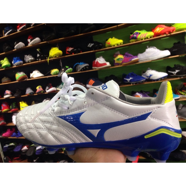 Kasut store bola mizuno