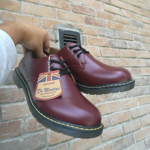 Dr martens 2024 maroon low cut