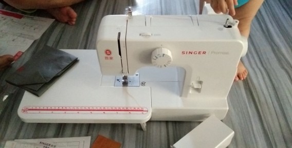 High Quality Mini Sewing Machine Compact Sewing Machine Basic Sewing Machine