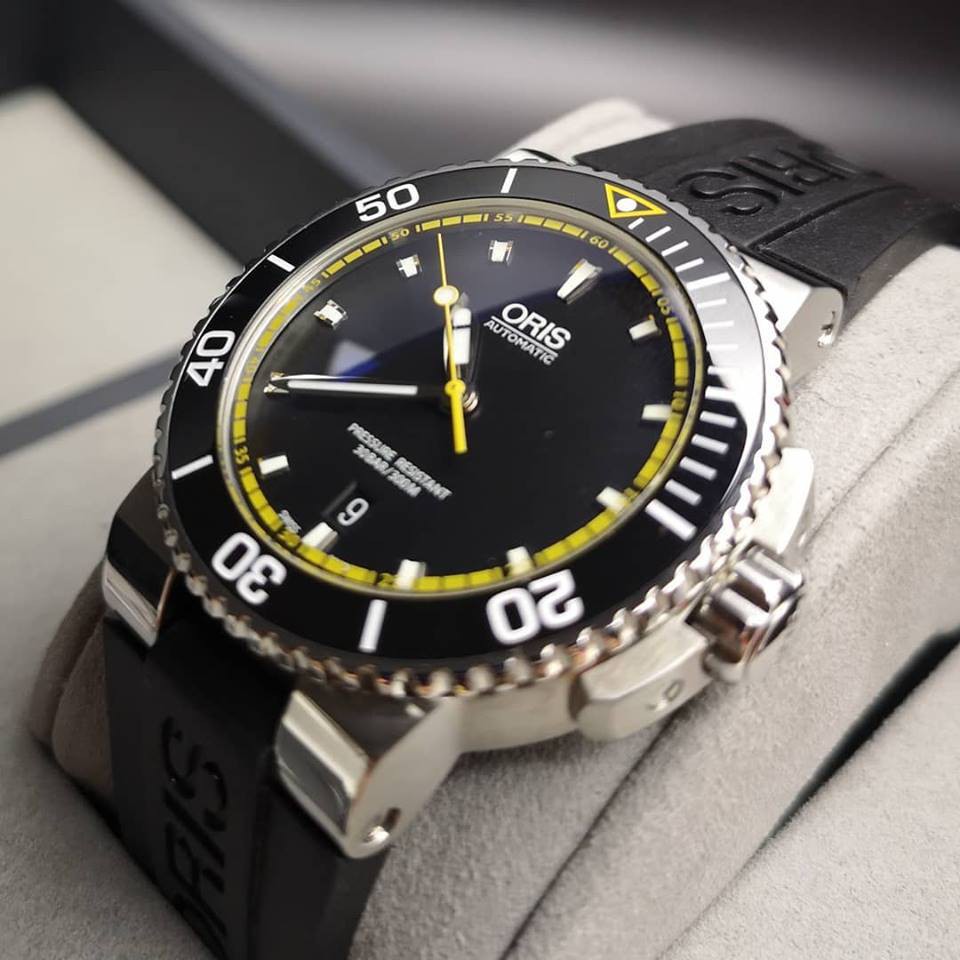 Oris Aquis 300m Yellow Accent with Yellow Strap Brand New Full Set