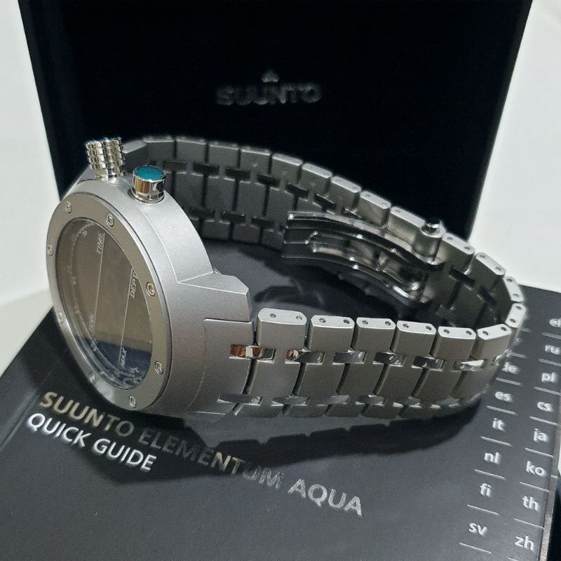 Suunto Elementum Aqua Steel - A Premium Urban & Dive Watch Suunto Elementum Aqua Steel - A Premium Urban & Dive Watch