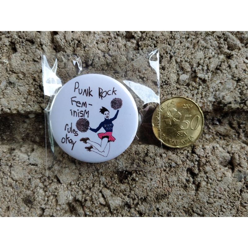 37mm-punk-rock-feminism-rules-okay-button-badge-shopee-malaysia