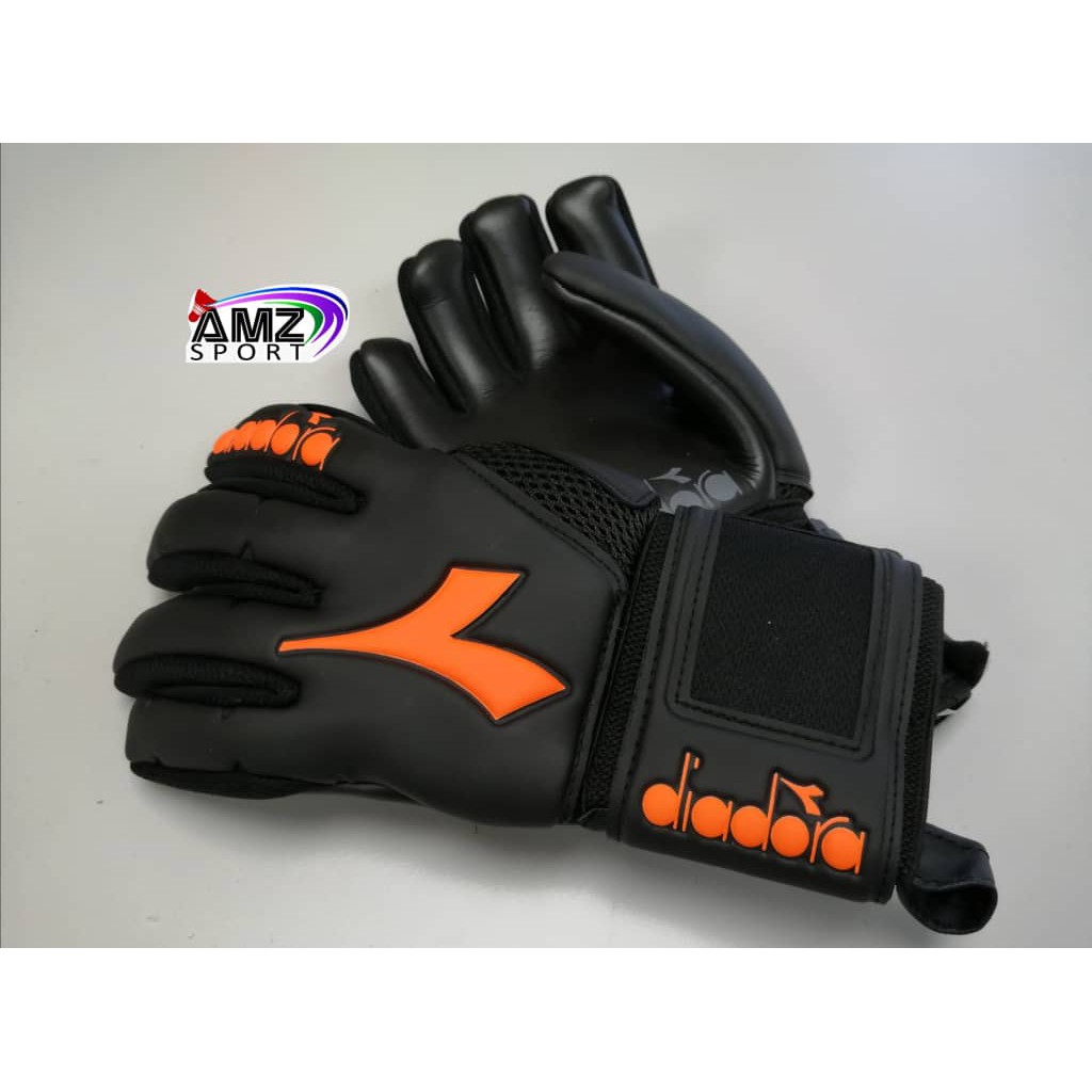 Diadora deals soccer gloves