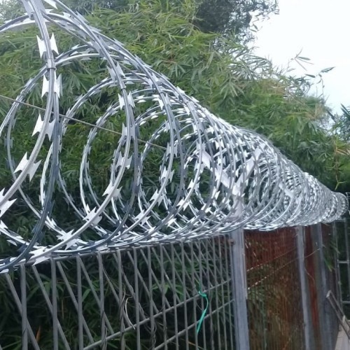 Razor / Concertina Barbed Wire (Cross Type with clips) 450mm 700mm