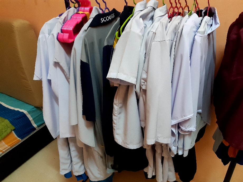 Falcon Primary School White Shirt Cotton Short Pants Boys School Uniform  FULL SET Sekolah Rendah Baju Kemeja Putih Lelaki Seluar Pendek  小学蓝裤短裤白校衣校裤整套