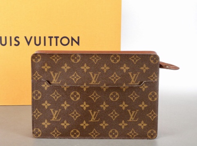 LOUIS VUITTON LV VOYAGE MONOGRAM CLUTCH PRIA ORIGINAL 100% COMPLETE, Barang  Mewah, Tas & Dompet di Carousell