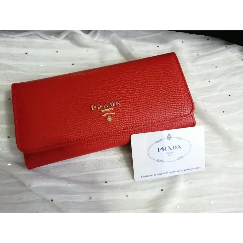 Prada wallet outlet girl