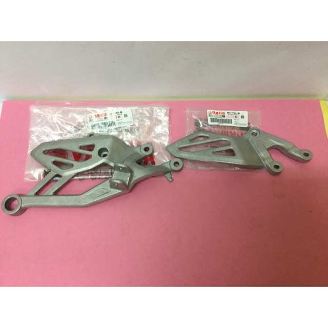 YAMAHA R15 (2/3) FRONT FOOTREST BRACKET (100%ORIGINAL) | Shopee Malaysia