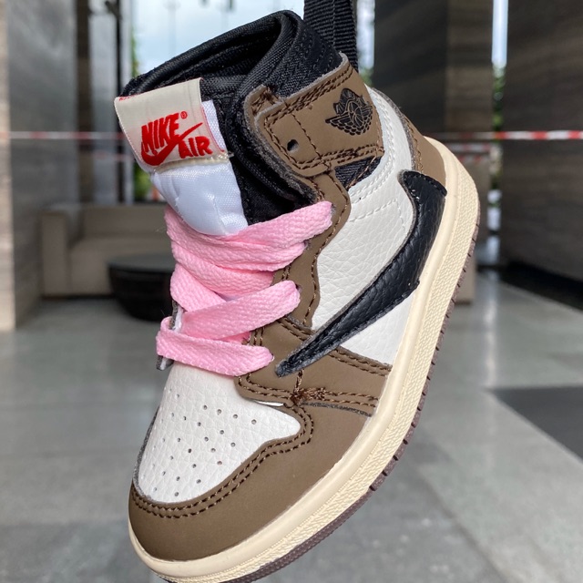 Travis scott best sale jordan 1 pouch