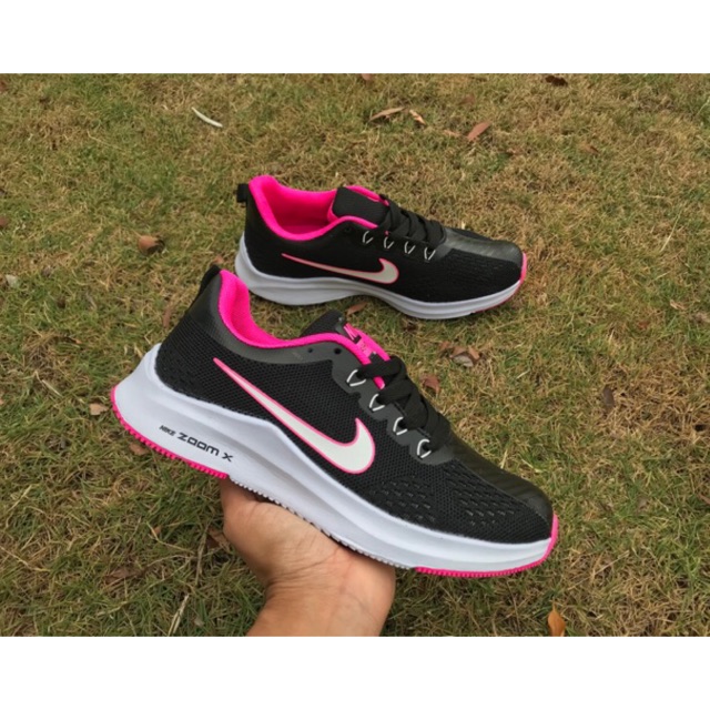 Pink and black shop nike womens shoes