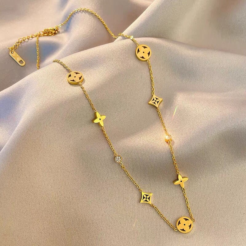 Lv clover sale necklace