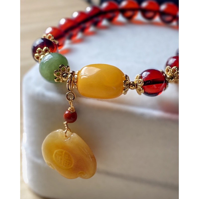 琥珀血珀手串配碧玉和老蜜蜡Red Amber Cherry Amber Bracelet with BiYu Bead and Yellow Amber  Charms | Shopee Malaysia