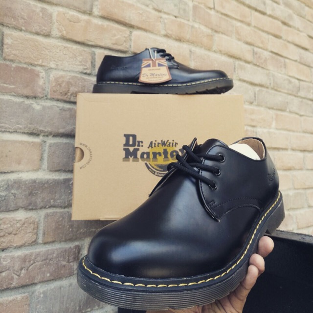 Low cut black doc on sale martens