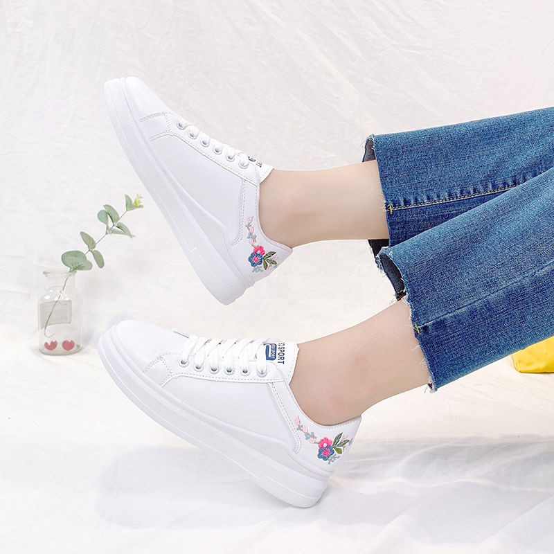 White sneakers with flower hot sale embroidery