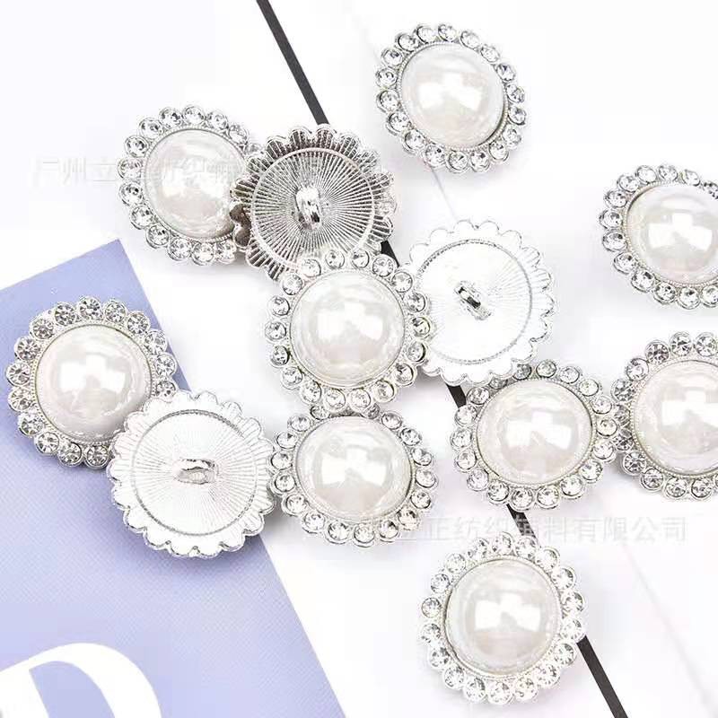 FLAT PEARL BUTTONS