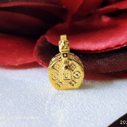 Pandora lv deals charm