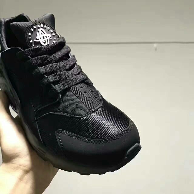 Nike huarache triple black hotsell size 6