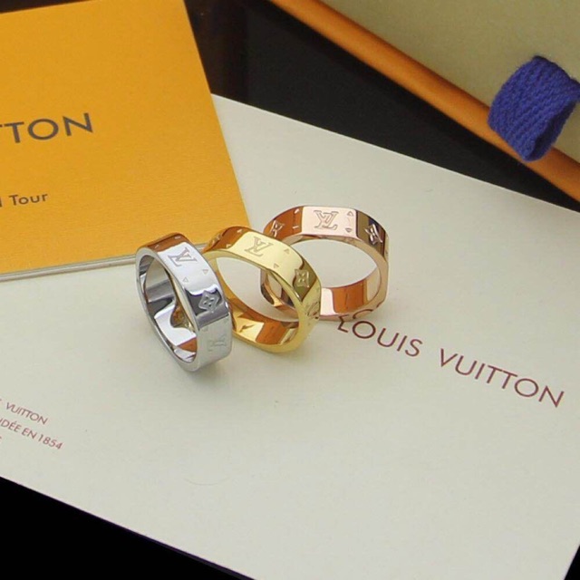 Pin by Olivia🌹 Smart on Rings  Rings, Louis vuitton ring, Signet ring