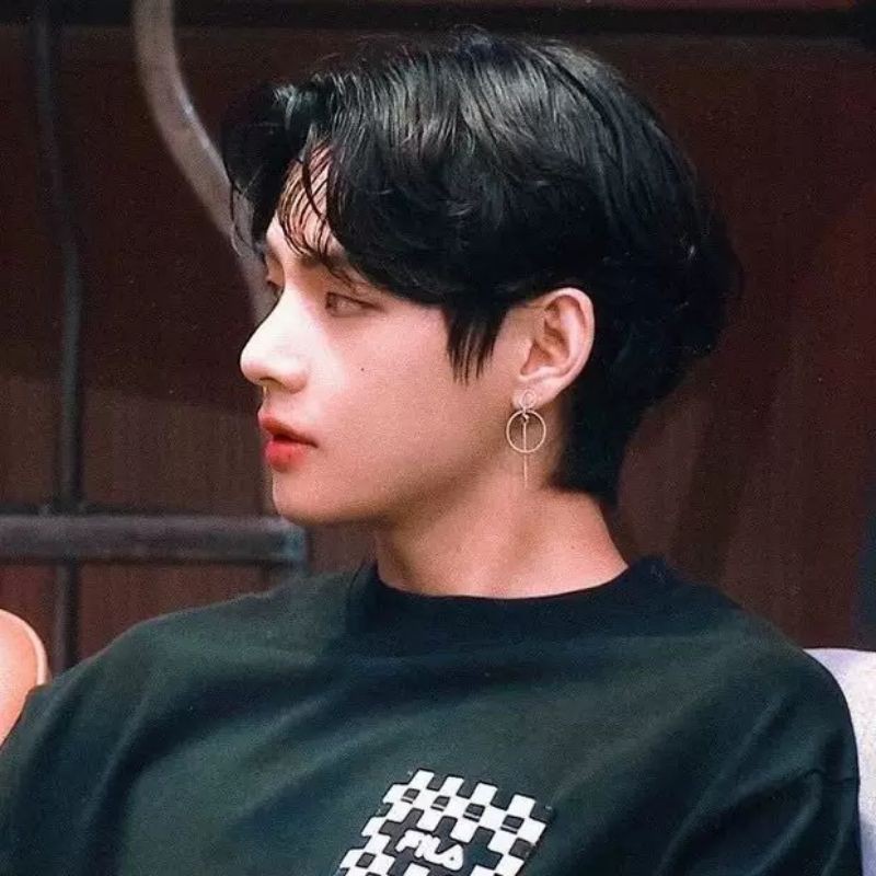 sa mga nag sasabing chanel Yung brand Ng earrings ni taehyung Isang m