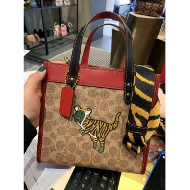 Coach tiger tote bags outlet