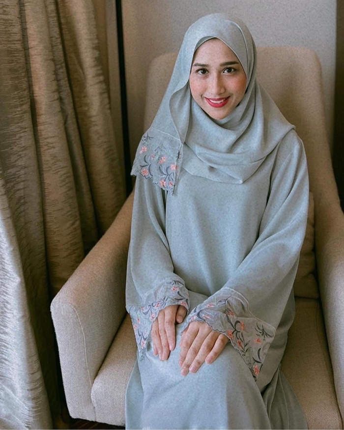 how to wear shawl with abaya