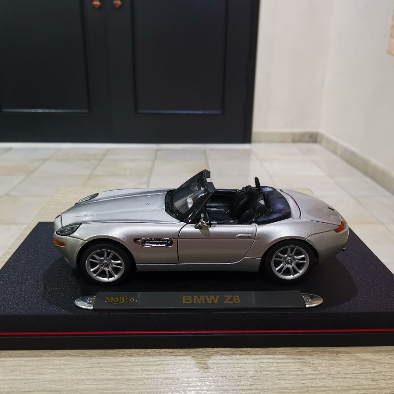 BMW Sammlermodell : 1 BMW Z8 rouge, sans plastique, dans sa boîte d