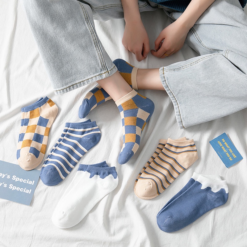 Women's Trendy Blue & White Thin Stripes Socks main image 1