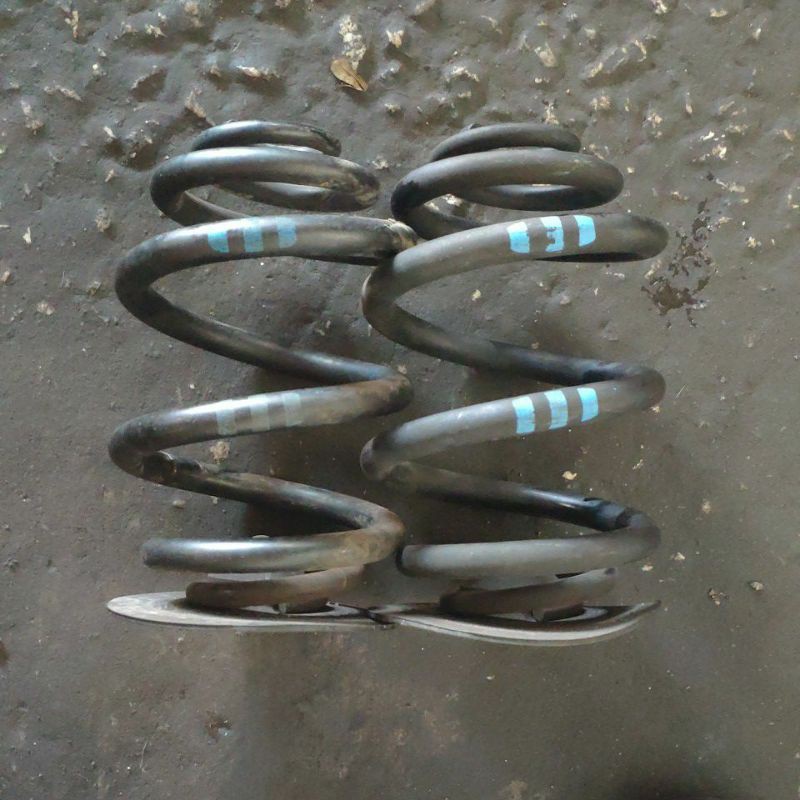 BMW E46 rear absorber spring （used） | Shopee Malaysia