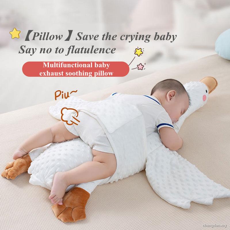 Newborn baby exhaust pillow big white goose baby sleeping on the pillow ...